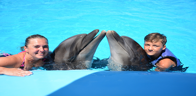 COUPLE SWIMMING